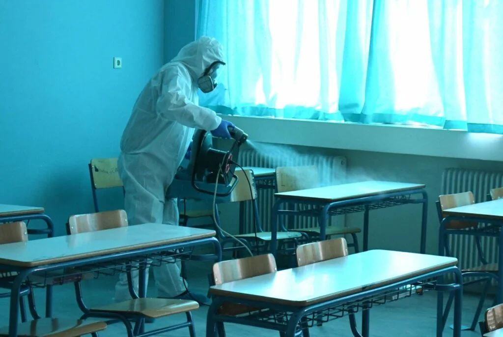 Απολύμανση κορονοϊού σε σχολείο